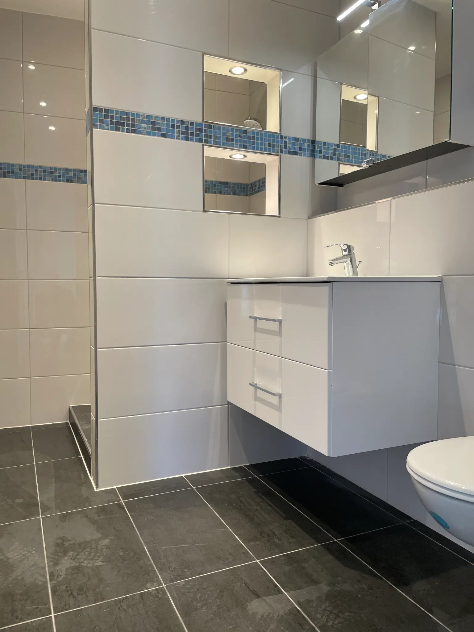 Gesamtansicht mit bodengleicher Dusche und WC - Badsanierung Winterhude