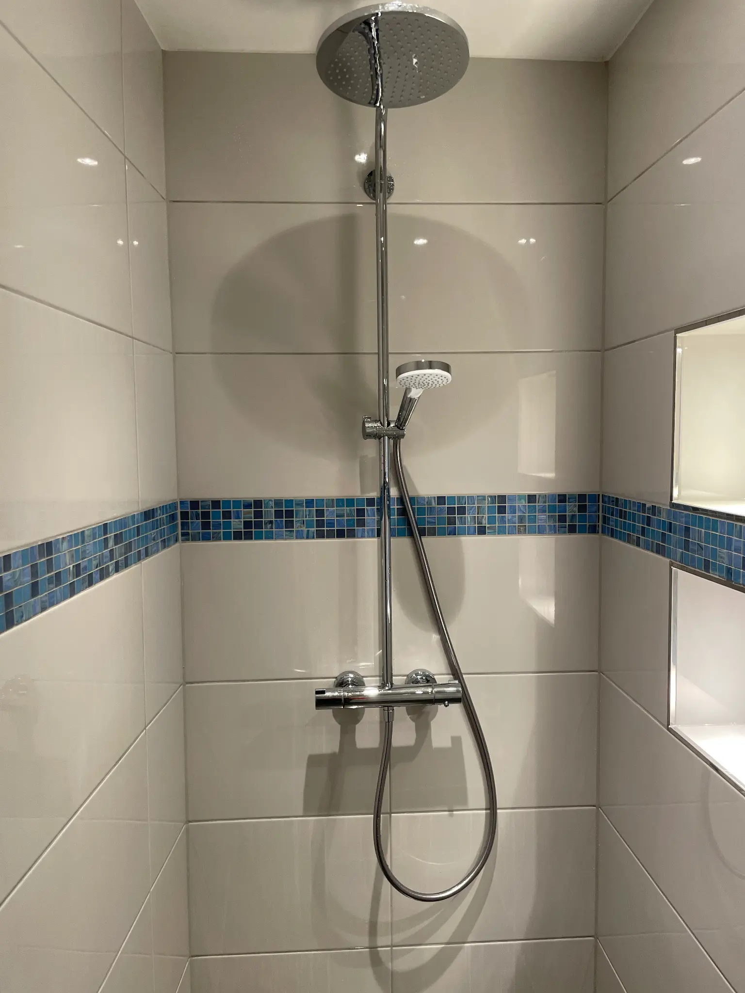 Hochwertige Regendusche mit Thermostat-Armatur - Badsanierung Winterhude